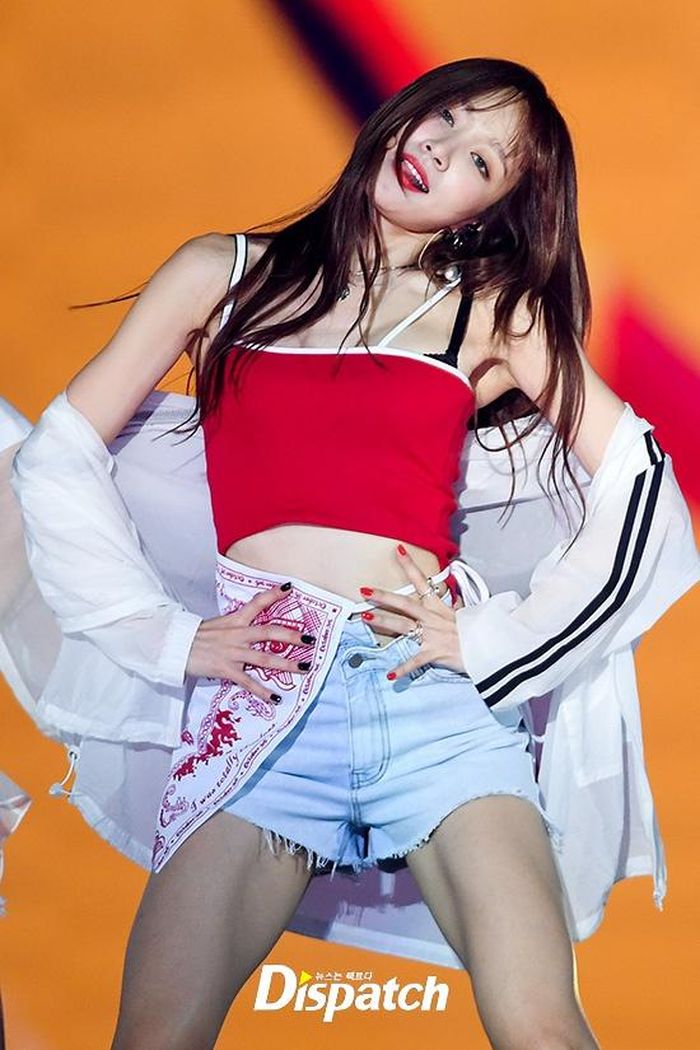 Crop top cùng quần shorts là những trang phục thường được stylist lựa chọn cho Hani. Bên cạnh đó, việc phối thêm áo sơ mi mỏng, mặc kiểu trễ nải cũng góp phần làm nên khí chất gợi cảm của nữ thần tượng. Ảnh: Mr. Joker, Dispatch.