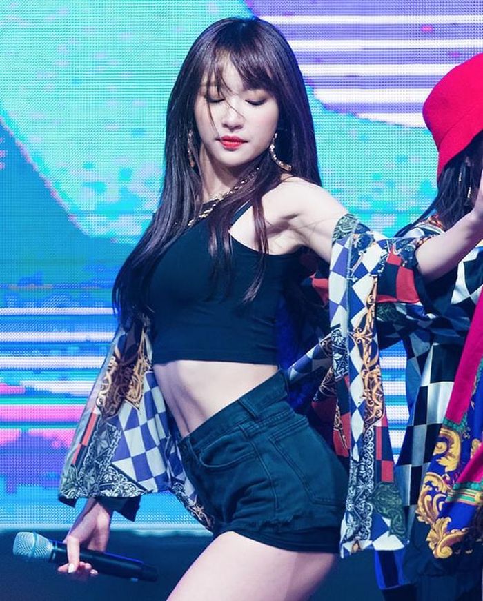 Dù hay ăn mặc sexy trên sân khấu, Hani rất được lòng cộng đồng người hâm mộ Kpop tại Hàn lẫn Việt. Trong khi một số thần tượng Hàn bị ném đá vì trình diễn nóng bỏng, Hani nhận được nhiều lời khen, có biệt danh "nữ hoàng fancam". Ảnh: All Kpop.