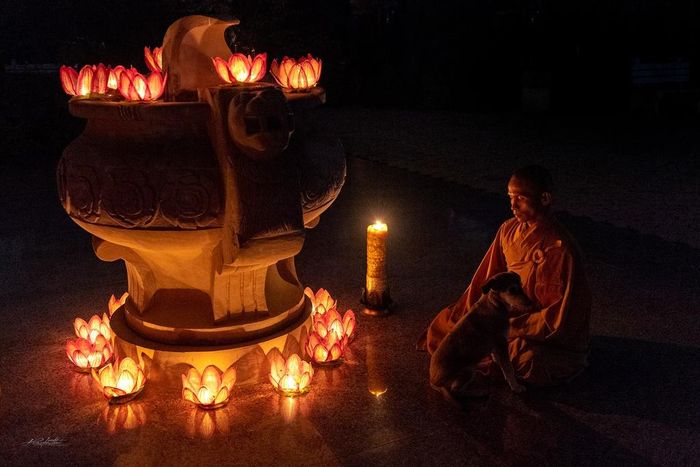  Đặc biệt, ở Varanasi có một ngôi chùa Việt Nam mang tên Đại Lộc, do một tiến sĩ thần học người Việt trụ trì cùng các nhà sư. Các chú tiểu ở đây đều là người Việt Nam. Lúc này, một nhà sư cầu nguyện khi đội tuyển U23 Việt Nam chơi trận chung kết SEA Games 30 tại Manila (Philippines). 