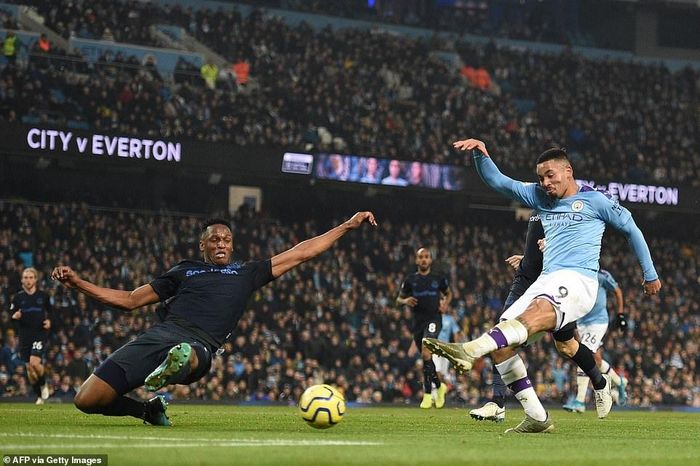 Cú đúp của Gabriel Jesus đã giúp Man City giành trọn vẹn 3 điểm trên sân nhà Etihad