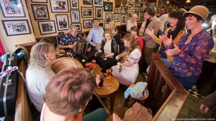 Các quán rượu ở khắp Galway tràn ngập âm nhạc truyền thống Ireland