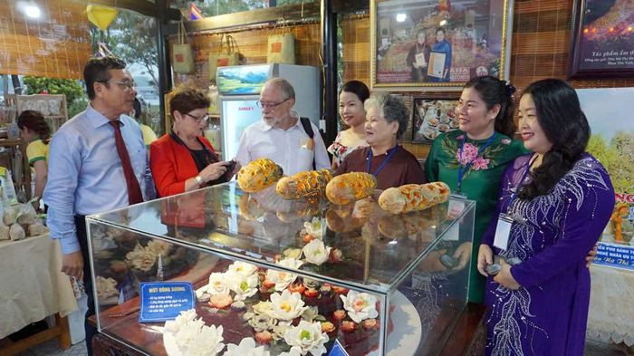 Ẩm thực Huế không chỉ ngon miệng mà còn được trang trí công phu.