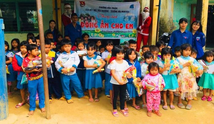 CLB Kết nối yêu thương tặng quà cho học sinh vùng cao.