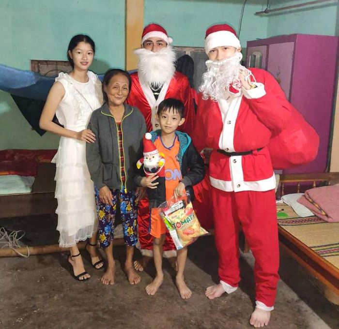 CLB Kết nối yêu thương tặng quà Noel cho trẻ em nghèo.