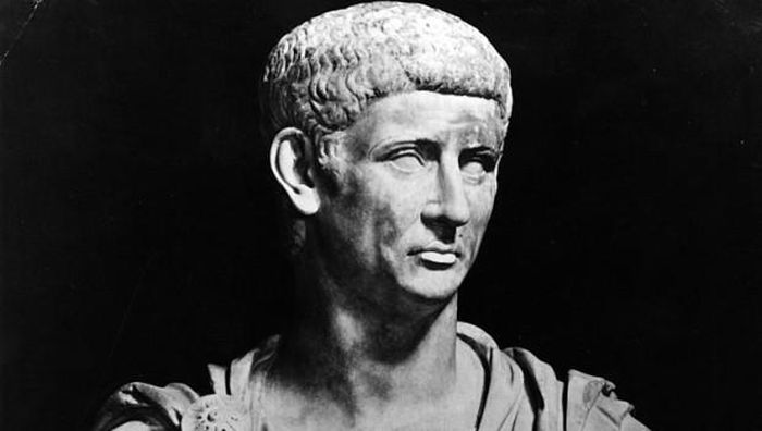 Vào ngày 13/10/54, Claudius nổi tiếng "phàm ăn tục uống" đã dùng một đĩa nấm lớn. Theo các nhà khoa học, trong đĩa có chứa một loại nấm rất độc.