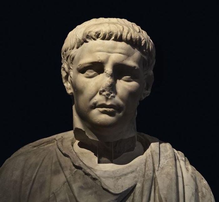 Một trường hợp khác là hoàng đế Claudius của đế chế La Mã bị vợ giết bằng nấm độc. Theo sử sách, ông trị vì từ năm 41 - 54 sau Công nguyên.