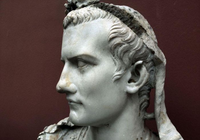 Thậm chí, Caligula còn có lối sống tình dục điên loạn khi "quan hệ" bất chính với những người chị em hay vợ của các đồng minh.