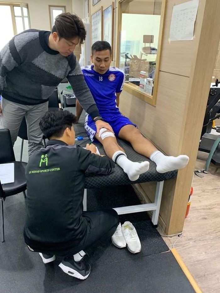 Vũ Quang Nam đang có mặt tại Hàn Quốc để điều trị chấn thương. Ảnh: CLB TP.HCM
