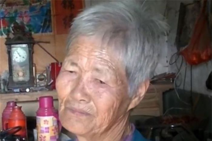 Mẹ của Lu Zhi, bà Liu Shuangquan nói rằng gia đình đành nhốt anh ấy lại vì không đủ tiền điều trị tâm thần cho con trai.