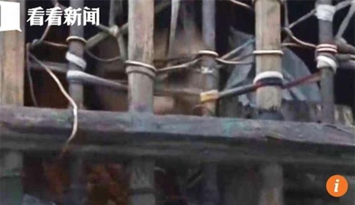 Vì vậy gia đình đã nhốt cậu con trai tại nhà hơn 30 năm.