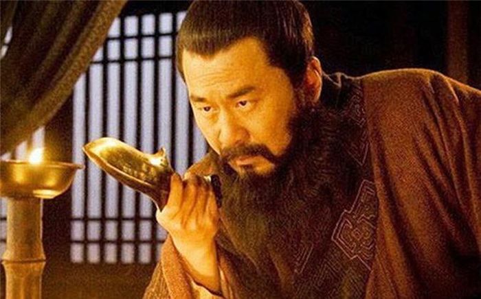 Thậm chí, người ta còn đánh giá hành động của Tào Tháo là vô liêm sỉ và bỉ ổi. Cụ thể, theo một giai thoại, Tào Tháo cùng Viên Thiệu từng tham dự một buổi lễ kết hôn của cặp đôi trẻ. 