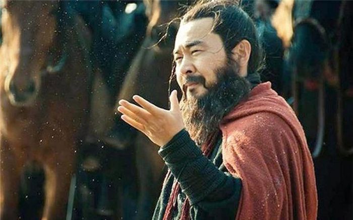  Lợi dụng cơ hội đó, Tào Tháo lẻn vào phòng tân hôn và vác cô dâu mang đi. Khi chạy ra đến ngoài vườn, Viên Thiệu không may rơi vào bụi cây lớn mãi không thể thoát ra. 