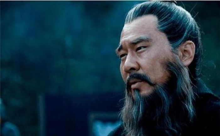  Thấy vậy, Tào Tháo lại hô lớn "Trộm ở đây". Lo lắng bị người ta bắt vì tưởng là kẻ trộm nên Viên Thiệu cuối cùng cũng thoát ra khỏi bụi cây và bỏ trốn cùng Tào Tháo với cô dâu. 