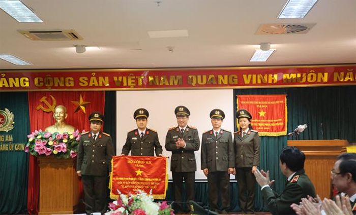 Thứ trưởng Nguyễn Văn Thành trao cờ thi đua năm 2019 của Bộ Công an cho 1 đơn vị thuộc Cơ quan UBKT Đảng ủy CATW.
