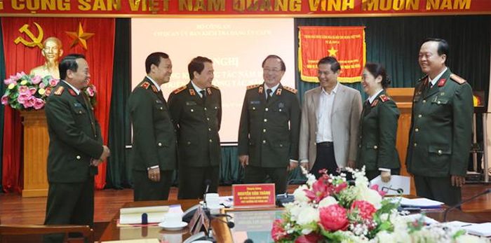 Thứ trưởng Nguyễn Văn Thành trao đổi với các đại biểu bên lề hội nghị.
