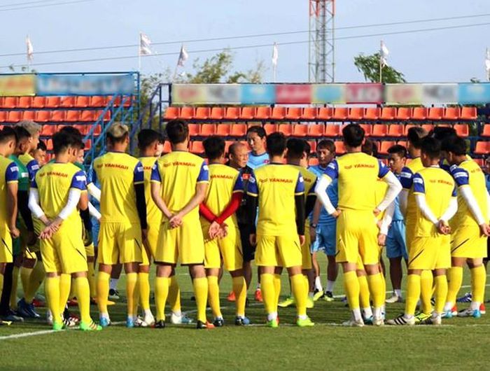  Như thường lệ, HLV Park Hang-seo dặn dò học trò trước buổi tập 
