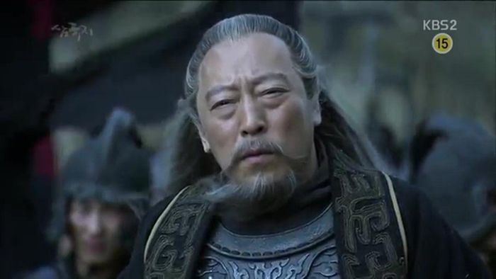 Trong khi đó, cha con Tào Tháo ăn uống không có chừng mực, thưởng thức nhiều món ngon của lạ và uống rượu nhiều. Có những hôm thức khuya xem tấu chương, binh pháp nên ngủ rất ít.