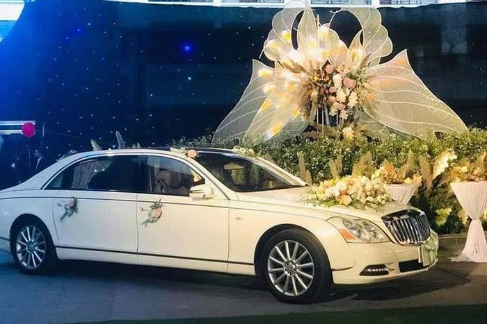 Chiếc Maybach 62S "hàng hiếm" này được đem vào bên trong nơi diễn ra đám cưới để trưng bày. Tại đám cưới, đã có rất đông khách dự tiệc chụp ảnh cùng chiếc xe siêu sang Maybach 62S được chọn làm xe đưa dâu.