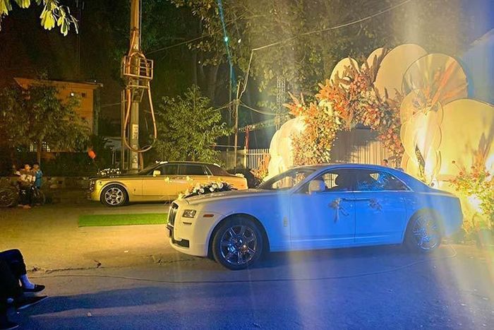 Những hình ảnh ghi lại siêu đám cưới ở Quảng Ninh cho thấy cặp đôi xe siêu sang Rolls-Royce Phantom và Rolls-Royce Ghost được đỗ hai bên song song nhau và ở giữa chính là lối đi vào nơi diễn ra đám cưới.