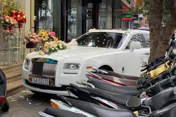 Ngoài chiếc xe siêu sang Rolls-Royce Phantom biển "tứ quý" 8, siêu đám cưới này còn có một chiếc Rolls-Royce Ghost biển "tứ quý" 3 cũng đẹp mắt không kém. Cặp xe Rolls-Royce biển "tứ quý" này đều mang đầu số của tỉnh Quảng Ninh