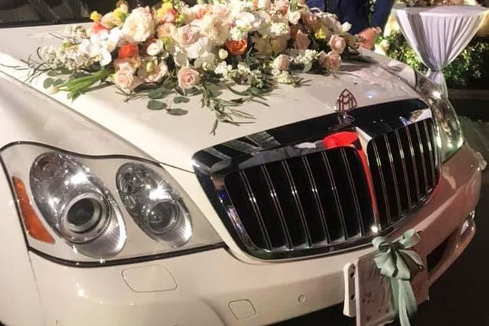 Trước đó, vào khoảng tháng 10/2019, một đám cưới "khủng" khác cũng đã diễn ra ở tỉnh Quảng Ninh cũng đã thu hút không ít sự chú ý khi có đến 18 chiếc xe siêu sang, xe sang và SUV hạng sang góp mặt. Một chiếc Maybach 62S trắng cũng được chọn làm xe đưa dâu.