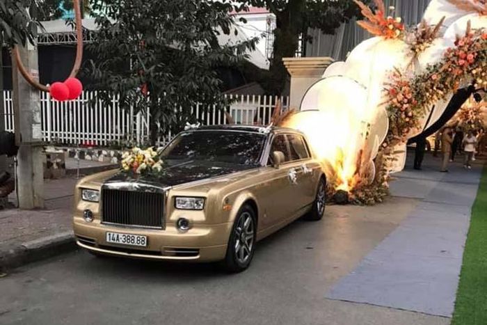 Chiếc xe siêu sang Rolls-Royce Phantom góp mặt trong đám cưới siêu khủng ở Quảng Ninh không còn quá xa lạ. Đây chính là chiếc Rolls-Royce có biển số đẹp nhiều nhất tại Việt Nam. Hiện xe mang biển 14A-388.88 hay còn đọc là tứ quý 8. Trước đó, mẫu xe siêu sang này từng đeo biển 51G-066.66 hay gọi là "tứ quý" 6 và cả biển 43A-034.56 hay còn được biết đến là biển sảnh.