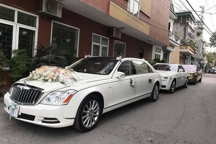 Ngoài cặp đôi Rolls-Royce biển "tứ quý", xe đưa dâu trong đám cưới siêu khủng này lại là một chiếc xe siêu sang Maybach S62 phiên bản 2013 có màu sơn trắng hàng hiếm ở Việt Nam.