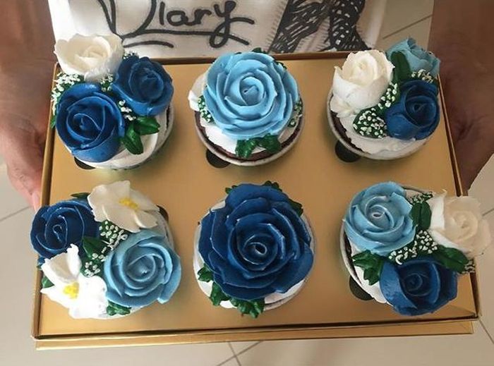 Bánh cupcake nổi tiếng nhờ kích thước nhỏ, không giới hạn cách trang trí kem và topping. Người ta có thể trang trí những bông hoa màu xanh bắt mắt bên trên.
