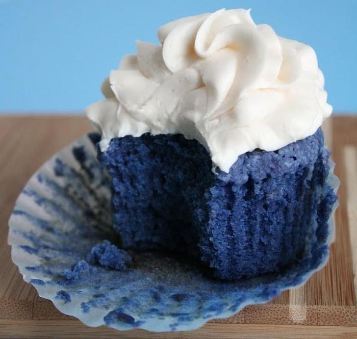 Cupcake được làm từ trứng, sữa chua không đường, bơ, bột mỳ, bột ngô, đường kính, bột nở và muối. Màu sắc của bánh được tạo từ màu thực phẩm hoặc màu tự nhiên.