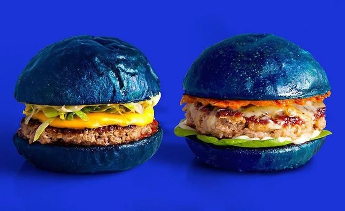 Hamburger xanh cổ điển: Để tạo ra bánh hamburger màu xanh, người ta dùng màu thực phẩm hoặc nước màu từ hoa đậu biếc để nhào bột, nặn thành những chiếc bánh mì hình tròn, đem nướng để có lớp vỏ giòn xanh đẹp mắt.