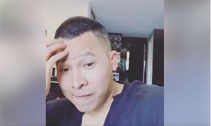 Khắc Tiệp livestream giữa ồn ào. 