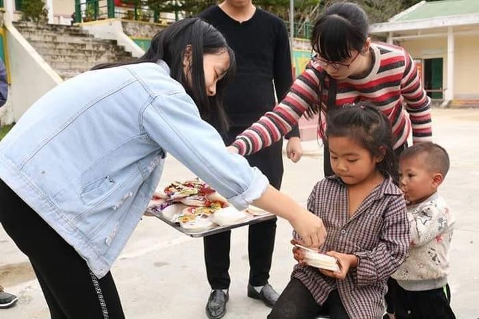 Thay vì tất bật làm thêm, Lê Huyền Trang lựa chọn tham gia vào các hoạt động thiện nguyện, giúp đỡ đồng bào miền núi.