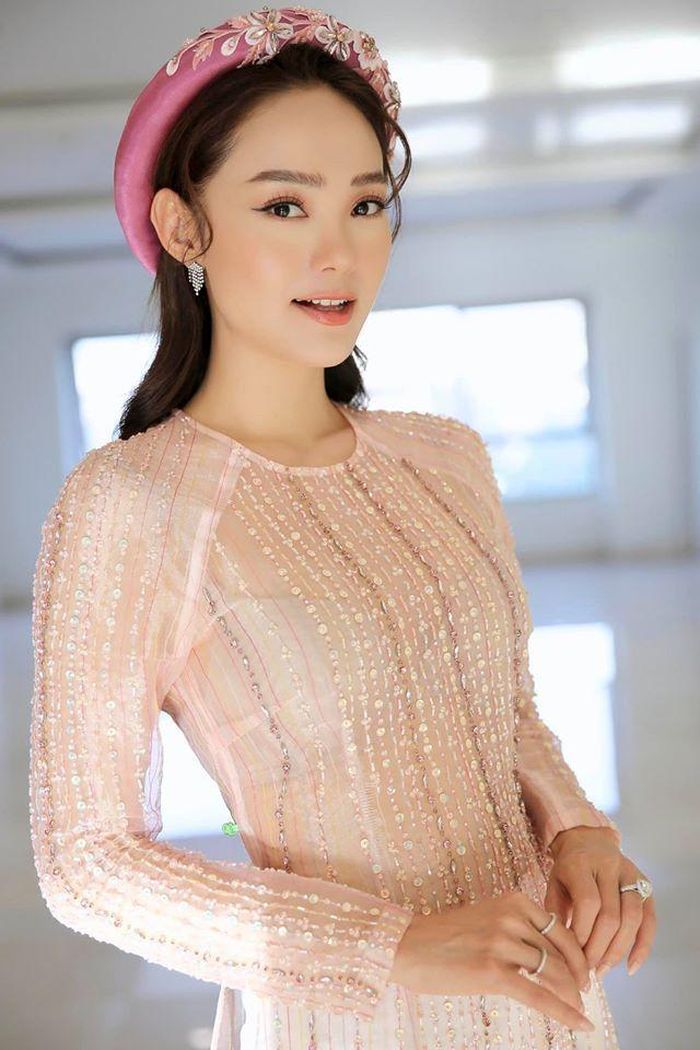 Minh Hằng chia sẻ hình ảnh dự họp báo của Khả Ngân và viết: "Đi trẩy hội xuân cùng em gái quốc dân, sợ mình lật bàn không đi nên em ấy đích thân đi chọn áo dài cho mình. Em tinh tế ghê".