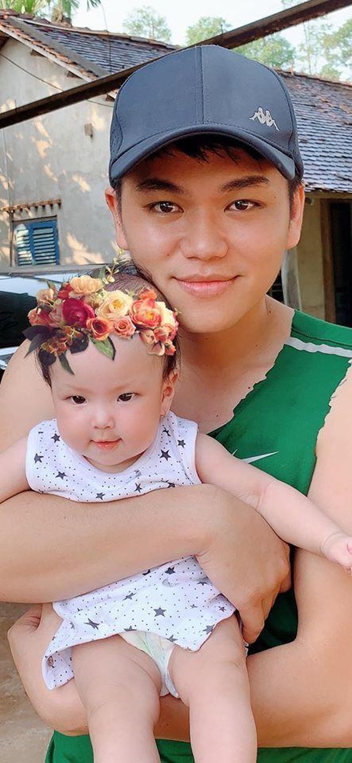 Lê Phương đăng hình chồng và con và xúc động: "Ôiii, Hoàng tử và em gái! Đừng tha thứ cho người mẹ bị trúng lời nguyền #giàu_ba_họ này! Chính là mẹ đã đẻ thuê đó! Mẹ chấp nhận lấy hậu quả này! Xin đừng làm mọi chuyện tồi hơn".