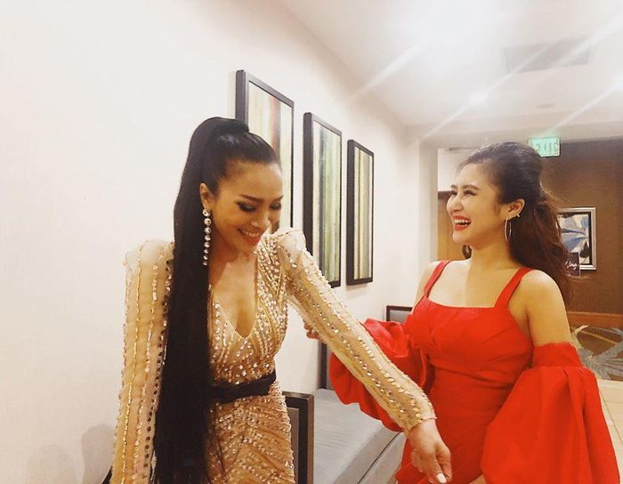 Hương Tràm tâm sự trên trang cá nhân về chương trình cuối năm: "Hậu trường show cuối cùng của năm sau khi hát cho 1600 khán giả Cali đêm qua. Hai chị em banh cái cuống họng vì countdown vui và khán giả sung hết nấc. Bà chị tôi vừa chăm con ốm vừa công việc bộn bề mà sao cứ bước lên sân khấu là hào quang ôm ấp lấy chị, có cái đỉnh không ngai của người phụ nữ giỏi việc nước đảm việc nhà. Lòng em và khán giả dành trọn cho nàng Hồng Ngọc, năm sau giữ sức khỏe để rực rỡ với những dự định lớn chị nhé". Trong ảnh là hồi sau tóc tai rơi lã chã sau khi nhảy bung xõa nên chị em tôi có cơ hội “đụng chạm” nhau giây phút kết thúc năm giúp tóc nhau suôn đẹp trở lại trước khi có tấm hình kỉ niệm chuẩn mẫu... được cái hai gia đình mình ai cũng cây hài hết nên cười “chúm chím” lắm. Chúc năm mới 2020 cả nhà sẽ được cười chúm chím như chúng iem trong hình nhen rực rỡ như gia đình em trong hình luôn nhen". 