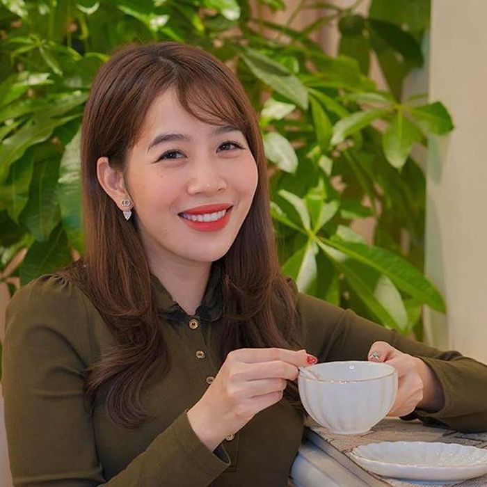 MC Diệp Chi chia sẻ cô bị bệnh sau chương trình trực tiếp trên VTV: "Mấy hôm chuẩn bị làm chương trình trực tiếp, lo nhiều thứ nhưng lo nhất, sợ nhất là bị ốm. Chương trình tổ chức ngoài trời, đúng điểm hút gió. Mỗi ngày tập dượt đứng ở sân khấu gần 10 tiếng đồng hồ. Sau hôm đầu tiên, mình trở về nhà đầu nặng trịch', mũi hắt xì liên tục, mắt cay, họng đau. Hoảng và lo thật sự". 