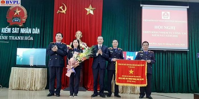 Phó Bí thư Tỉnh ủy Đỗ Minh Tuấn trao Cờ thi đua của Chính phủ cho VKSND Thanh Hóa 