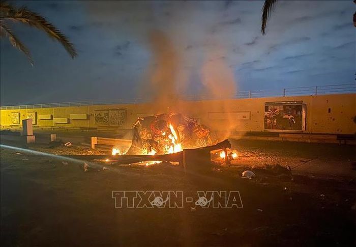 Xe ô tô bốc cháy sau vụ không kích do Mỹ tiến hành tại sân bay quốc tế thủ đô Baghdad, Iraq, ngày 3/1/2020. Ảnh: AFP/TTXVN
