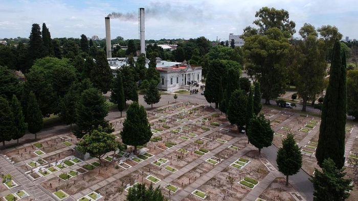 Khói bốc lên từ khu vực hỏa táng tại nghĩa trangChacarita ở Buenos Aires, Argentina. Ảnh: AFP