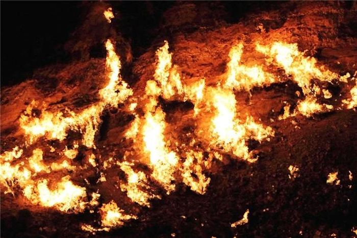  "Cổng địa ngục" có độ sâu lên đến 20m. Rất nhiều du khách và nhiếp ảnh gia thích đến đây chụp ảnh và ngắm nhìn những ngọn lửa cháy suốt 43 năm qua.