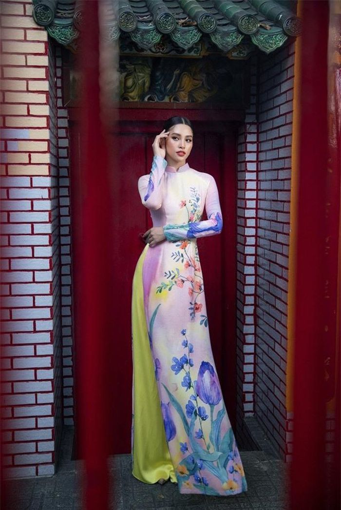 Những chiếc áo dài mà cô lựa chọn đều được trang trí bằng những bông hoa khoe sắc bằng nghệ thuật hội họa trên nền vải lụa mềm mại.