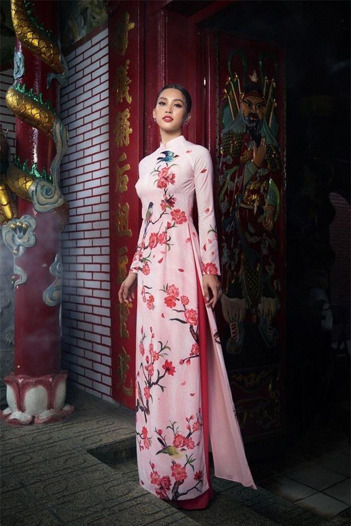 Là đại diện cho nhan sắc cả nước, Tiểu Vy khi khoác lên mình bộ trang phục truyền thống lại càng tôn lên vẻ đẹp của một người phụ nữ Việt Nam.
