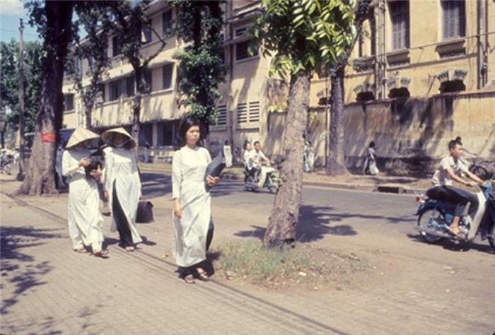  Nữ sinh Gia Long trên đường đến trường, 1969. Ảnh: James A. Brosman Collection. 