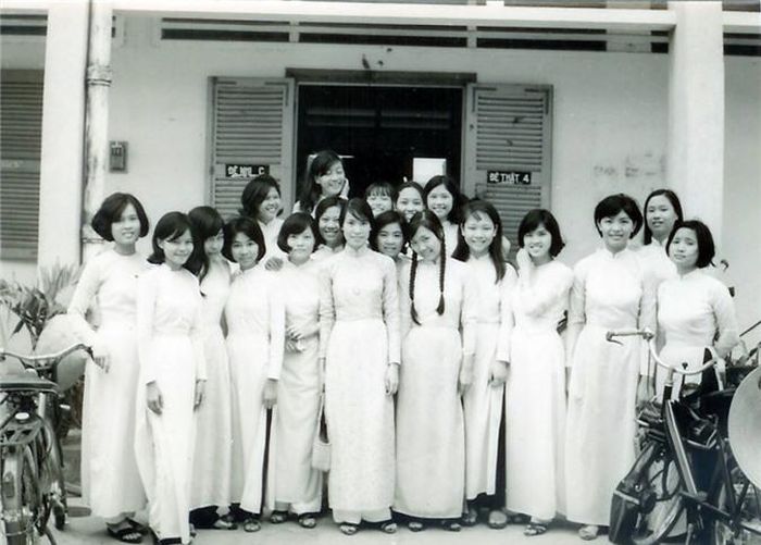  Hình kỷ niệm của các nữ sinh trường Lê Văn Duyệt. 