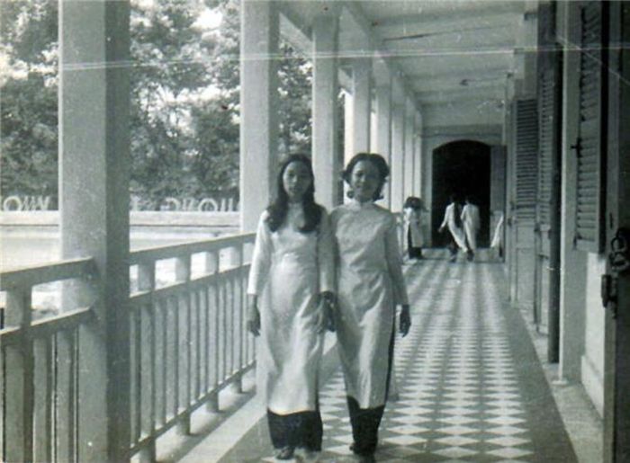  Hai nữ sinh trên hành lang của trường Trưng Vương, 1972. 