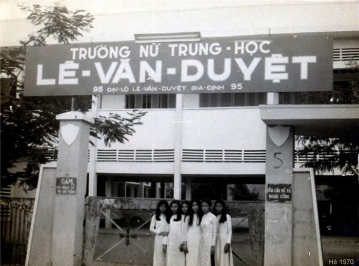  Nữ sinh trường Nữ Trung học Lê Văn Duyệt (nay là trườngTHPT Võ Thị Sáu) chụp hình kỷ niệm bên cổng trường, mùa hè 1970. 