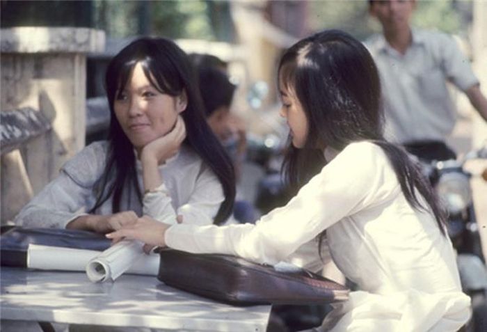  Nữ sinh trường Gia Long (nay là trường THPT Nguyễn Thị Minh Khai) với đồng phục áo dài trắng, Sài Gòn 1969. Ảnh: James A. Brosman Collection. 
