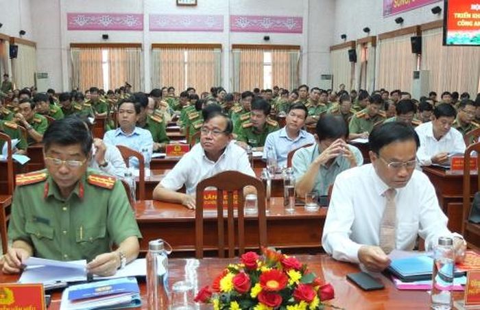 Ông Nguyễn Văn Dương – Chủ tịch UBND tỉnh (bên phải) đến dự hội nghị triển khai nhiệm vụ công tác Công an năm 2020