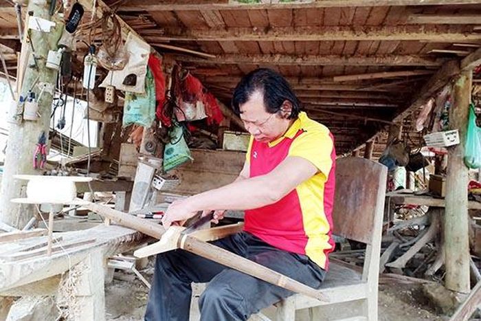 Ông Lò Văn Thuận chế tác nỏ.