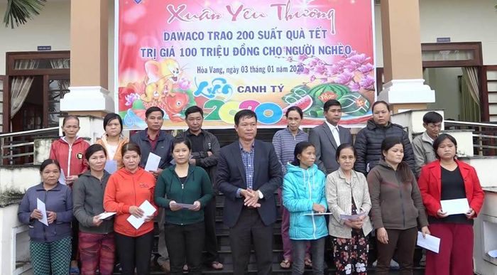 Cty Cổ phần Cấp nước Đà Nẵng tặng quà Tết cho các hộ nghèo H. Hòa Vang.